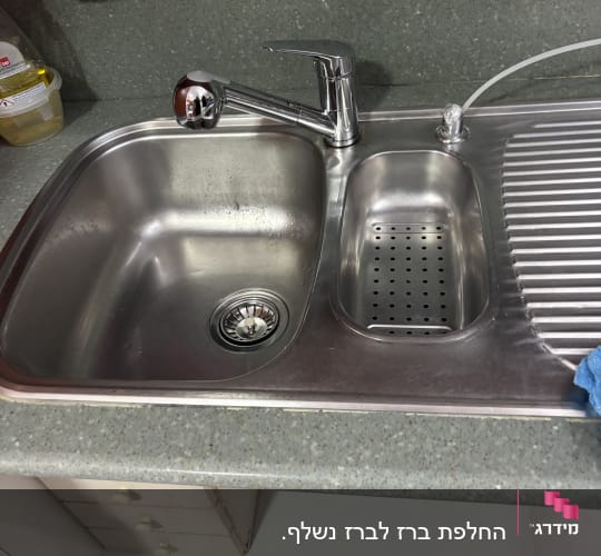 כיור נירוסטה עם ברז כרום ומסננת
